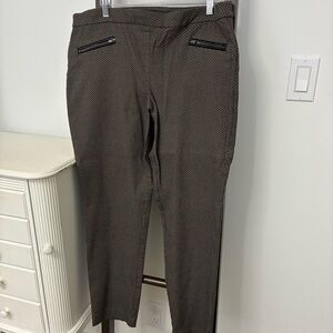 Sz 18 Van Heusen women’s dress pant. Pull on style with zip pockets. Comfortable